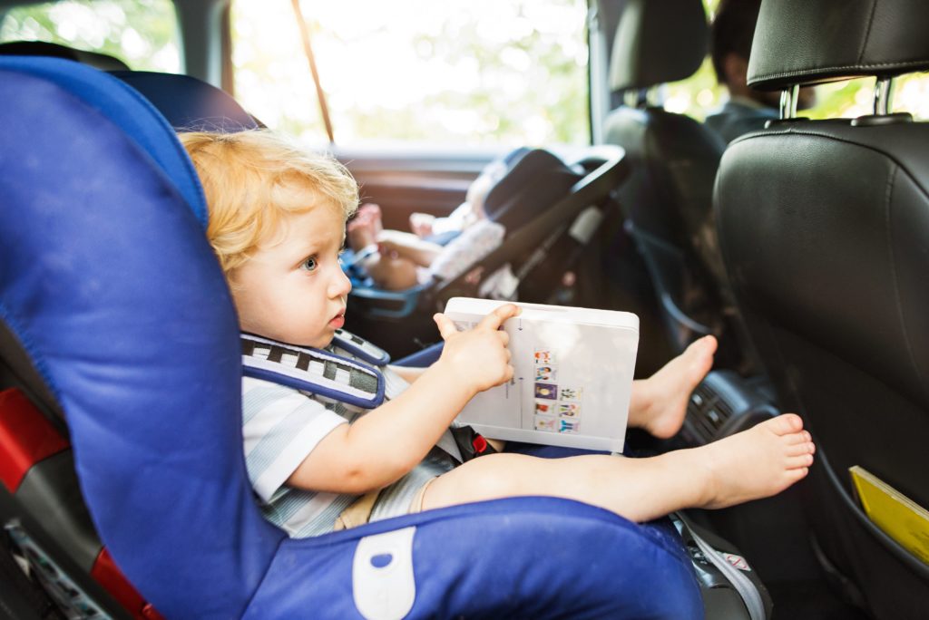 viaje coche con niños, niños en coche, viajar con niños coche, trayectos con niños coche